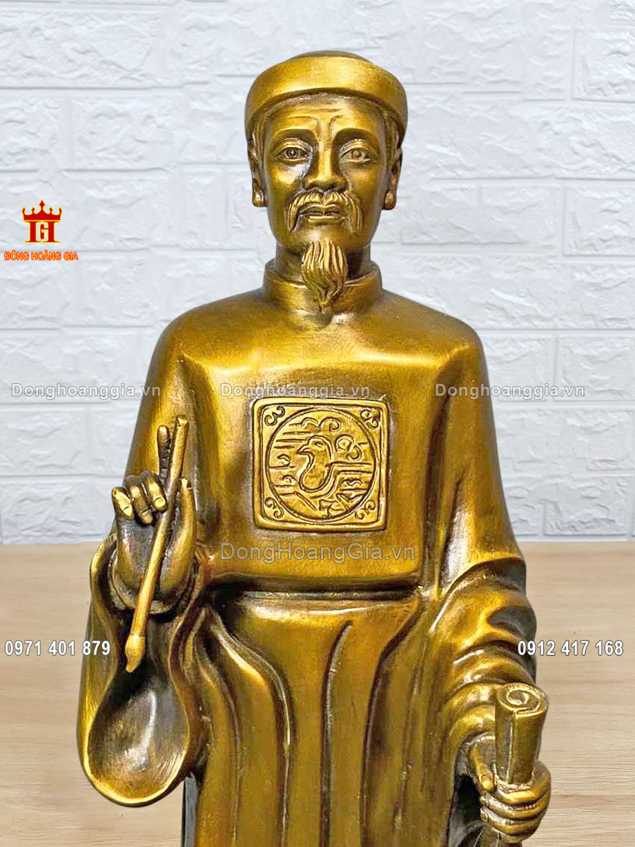 Từng đường nét trên gương mặt Nguyễn Trãi được chạm khắc tỉ mỉ